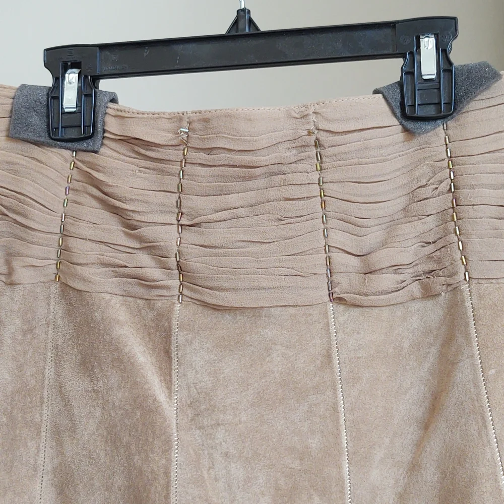 June beige suede skirt size 4. - Picture 2 of 6
